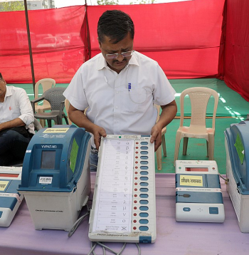 Indijas amatpersonas apskatei izlikušas elektroniskās vēlēšanu mašīnas. Kopā vēlēšanām sagatavoti 5,5 miljoni šādu mašīnu.