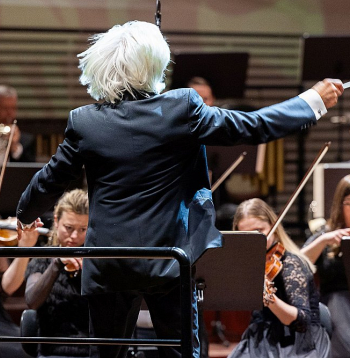 Liepājas Simfonisko orķestri diriģēja Tadeušs Vojcehovskis, kurš iepriekšējo reizi te viesojās 2012. gadā.