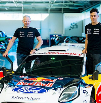 Mārtiņš Sesks (no labās) un Renārs Francis debiju pasaules rallija čempionāta elitē piedzīvos ar "Ford Puma Rally 1" mašīnu.