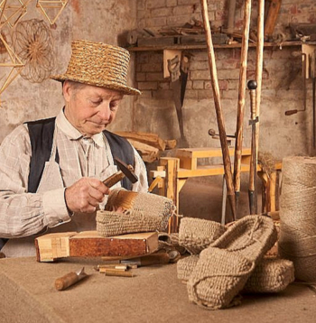 27. aprīlī Ludzas amatnieku centrā vecmeistars Salimons Ķipļuks gaida mācekļus uz peterņu – linu virvju apavu – taisīšanas meistardarbnīcu.