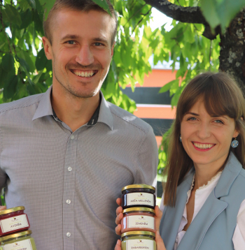 Marta un Intars Ozoli ar savu medus produkciju.