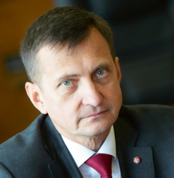"Ir svarīgi, lai kopumā nesamazinās lauksaimniecības produkcijas izlaide un ieņēmumi no tās. Ja būs ieņēmumi, tad pastāvēs nozares un laukos būs cilvēki," tā zemkopības ministrs Armands Krauze.