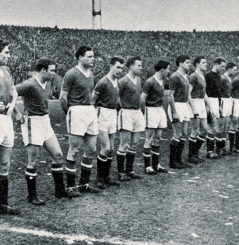 Mančestras “United” futbolisti 1958. gada 5. februārī pirms spēles ar Belgradas komandu. Nākamajā dienā astoņi futbolisti gāja bojā lidmašīnas katastrofā Minhenē, bet citi guva nopietnus ievainojumus.