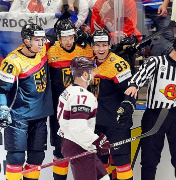 Vācijas hokejisti vakar varēja smaidīt, jo Latvijas izlases sniegums aizsardzībā bija zem katras kritikas.