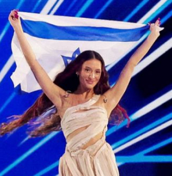 Edenas Golanas uznāciens ar valsts karogu Eirovīzijas dziesmu konkursa finālā 11. maijā.