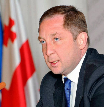 Alekss Petriašvili no 2012. līdz 2014. gadam bija Gruzijas Eiropas integrācijas un eiroatlantiskās integrācijas valsts ministrs.