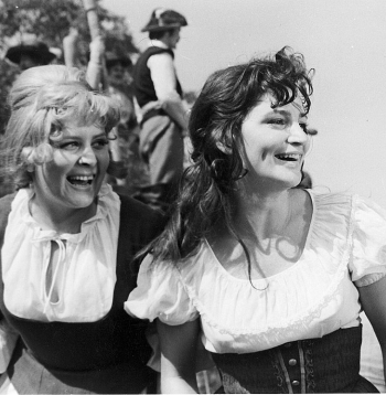 Baiba Indriksone (22.02.1932.–14.05.2024.) Lēnes lomā (no kreisās) kopā ar Olgas Dreģes tēloto Annu Aleksandra Leimaņa filmā "Vella kalpi" (1970).