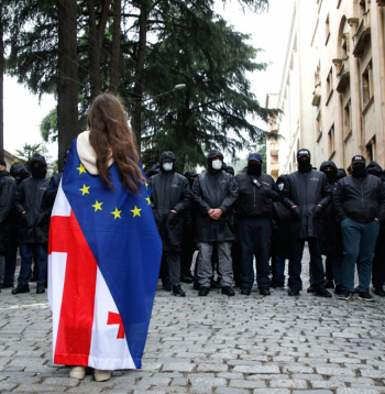 Gruzijas galvaspilsētā Tbilisi notikušo protestu laikā protestētāja ar Eiropas Savienības un Gruzijas karogiem nostājusies pretī policistiem, kas apsargā parlamenta ēku. Gruzijas jaunieši raizējas, ka valdošā partija "Gruzijas sapnis" grasās atņemt viņiem sapni par Gruzijas pievienošanos Eiropas Savienībai.