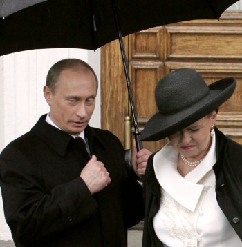 Vēstures liecība no laika, kad Latvijas Valsts prezidente tāpat kā daudzi citi Rietumu politiķi bija cerīgi par labām partnerattiecībām ar Krieviju. Attēlā: 2005. gada 9. maijā Vaira Vīķe-Freiberga ieradās uz militāro parādi Maskavā un tikās ar Krievijas prezidentu Putinu.