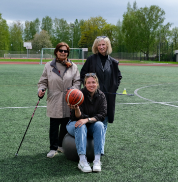 Sporta skolotājas trīs paaudzēs – vecmāmiņa Rita Rosa, viņas mazmeita Gerda Zvirgzdiņa un vedekla Sandra Zvirgzdiņa.