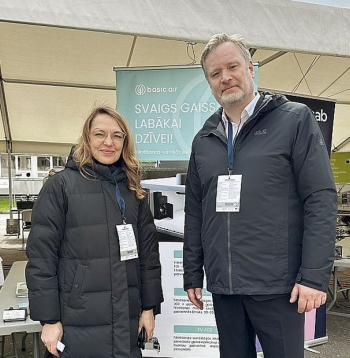 "Kā rāda citu valstu pieredze, patvertnes jau nebūvē tikai kara gadījumam. Piemēram, sprādzienizturīgas durvis vai sienas ir nepieciešamas arī miera laikā," secina uzņēmēja, zīmola "Basic Air" radītāja Inese Hlibova un "Vzdouchotecknik" biznesa attīstības vadītājs Mareks Houda, apmeklējot sadarbības partneru uzņēmumu Čehijā.