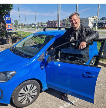 Ansis Bogustovs nedomā, ka savu desmitgadīgo "VW e-up!" kādreiz pārdos. Viņš iecerējis auto drīzāk izjaukt, lai tā baterijas kļūtu par akumulatoriem, kurās uzkrāt saules paneļu saražoto enerģiju.