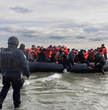 Francijas policisti ar nažiem mēģina pārdurt cilvēku kontrabandistu sagādāto laivu, lai neļautu migrantiem doties dzīvībai bīstamā braucienā pāri Lamanšam uz Lielbritāniju. Nelegālās migrācijas jautājums pēdējos gados kļuvis par vienu no visvairāk apspriestajiem Eiropā.