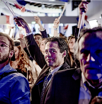 Vēlēšanu nakts Francijā uzvarējušās labēji populistiskās Nacionālās apvienības mītnē Parīzē. Radikāļi saņēma ap trešdaļu visu balsu.