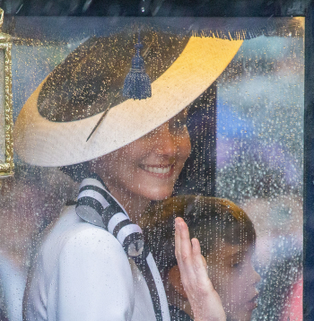 Atzīmējot britu karaļa oficiālo dizmšanas dienu, Velsas princese Ketrīna pirmo reizi šogad piedalās publiskā pasākumā.