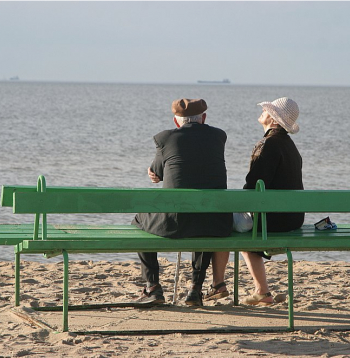 Eiropas Komisija brīdina, ka tiem Latvijas pensionāriem, kas pensijā dosies ap 2070. gadu pirmā līmeņa pensija varētu būt gandrīz divas reizes mazāka. Ja šobrīd vidējā pirmā līmeņa pensija ir 25,5% no vidējās algas, tad 2070. gadā tā būs tikai 13,5% no vidējās algas.