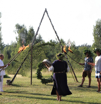 Kristīnes Sīles rīkotajā Vasaras saulstāvju spēka dienā jāiziet caur trim rituāliem vārtiem.