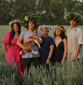 Kareļi ir pārliecināti – folkloras kopas veiksmes atslēga ir tieši ģimenes iesaiste. No kreisās: Katrīna, Sandis un ģimenes suņuks Bille, Kristīne, Anna un Alberts.