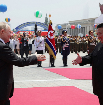 Ziemeļkorejas diktators Kims Čenuns (no labās) Phenjanā sveic Krievijas vadoni Vladimiru Putinu.