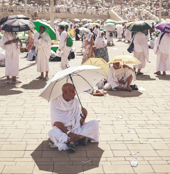 Svētceļnieki Saūda Arābijā meklē glābiņu no saules.
