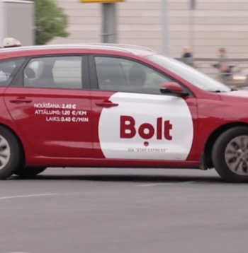 Izrādās, ka taksometru vadītāji jau gadiem neesot mierā ar “Bolt” platformas sadarbības nosacījumiem un samaksu par darbu. 