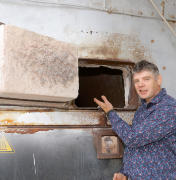 LPKS "Daiva" valdes priekšsēdētājs Arnis Ķibers: "Biokurināmā kurtuves apkalpošanai ir jāiegulda lielāks darbs, nekā darbojoties ar fosilo kurināmo. Tomēr, ja pašiem kurināmais ir bez maksas, tas ar uzviju atsver ieguldīto darbu."