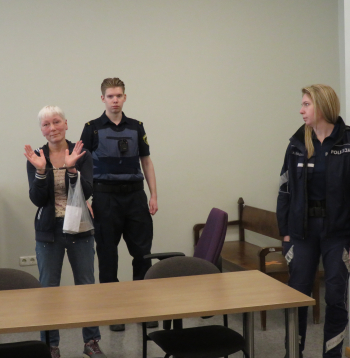 Rīgas pilsētas tiesa piespriedusi trīs gadus cietumā prokremliskajai aktīvistei Jeļenai Kreilei, kura vairākas reizes savas dzīvesvietas logos izvietojusi Krievijas simboliku un citus karu slavinošus simbolus.