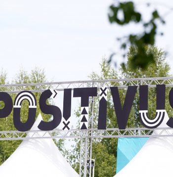 "Positivus".