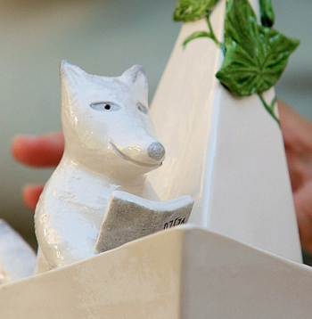Mākslinieces Ineses Brants veidotā porcelāna "Baltā Vilka" laiviņa dodas pie Jāņa Baltvilka balvas laureātiem.