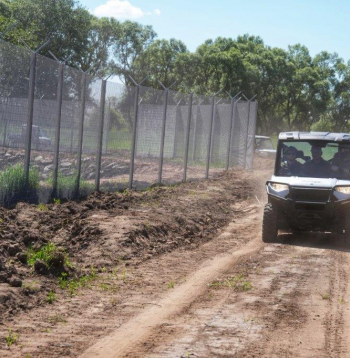 Žogs uz Latvijas-Baltkrievijas robežas.