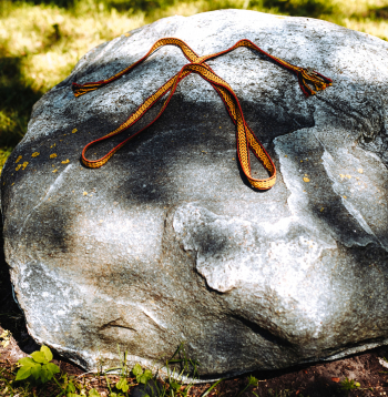 Jumis simbolizē labklājību, veiksmi, attīstību, vīrišķās un sievišķās enerģijas apvienojumu. Ne velti to lika jumta korē, lai šajās mājās allaž pārticība un kupla saime.