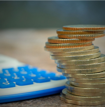 Vēsturisku iemeslu dēļ lielai daļai Latvijas 2. pensija līmeņa dalībnieku līdzekļi atrodas vai nu konservatīvajos plānos, vai vidēja riska plānos, kamēr daudziem, pensiju pārvaldnieku ieskatā, pārtikušāku vecumdienu vārdā izdevīgāk būtu izvēlēties ieguldīt kādā no aktīvajiem plāniem.