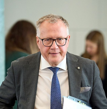 Finanšu ministrs Arvils Ašeradens raizējas, ka ekonomiskās attīstības prognozes kļūstot arvien nepatīkamākas, un attiecīgi valsts naudas maks arī var nepildīties kā plānots.