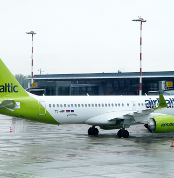 "airBaltic" lidmašīna RIX Rīgas lidostas teritorijā.