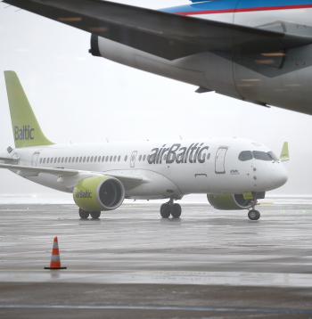 "airBaltic" lidmašīna RIX Rīgas lidostas teritorijā.