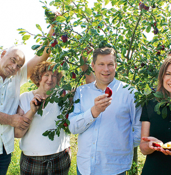 SIA "Ziedlauki" saimnieki Mārtiņš Sotnieks (otrais no labās) un Voldemārs Sotnieks (pirmais no kreisās) ir iecerējuši celt plūmju ražību. Savukārt Mārtiņa mamma Dzidra un māsa Lelde pircējiem sola veidot jaunus produktus.