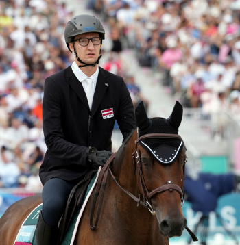 Pāvels Švecovs Parīzes olimpisko spēļu modernās pieccīņas sacensībās. Tās bija pēdējās, kurās starp veidiem bija arī jāšanas sports.