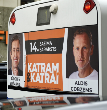 Partijas "Katram un katrai" 14. Saeimas vēlēšanu reklāma uz sabiedriskā transporta.