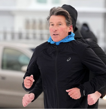Pērn martā Sebastjans Ko viesojās Latvijā. Divkārtējais olimpiskais čempions, bet tagad "World Athletic" prezidents Rīgas ielās veica arī nelielu skrējienu.