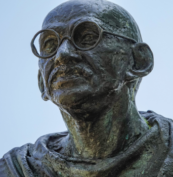 Tā dēvētās nevardarbīgās pretošanās idejiskais autors Mahatma Gandijs 17 reizes ilgstoši atteicies no barības, tādējādi paužot atbalstu indiešu tautai tās cīņā par atbrīvošanos no angļu jūga.