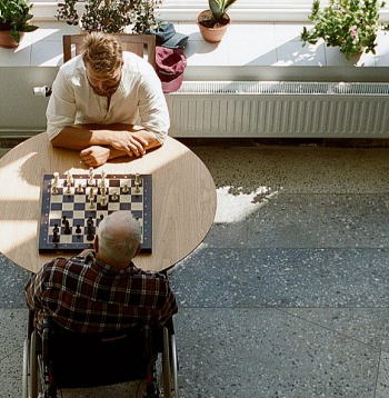 Viena no organizācijām, kas sniedz arī paliatīvo aprūpi mājās, ir aprūpes centrs "Rūre", kas ierīkojis arī modernu senioru aprūpes māju Liepājā. Iestādes mājaslapā internetā teikts: "Paliatīvā aprūpe ir vērsta uz slimības simptomu un stresa mazināšanu. Mērķis ir uzlabot dzīves kvalitāti gan pacientam, gan ģimenei. Paliatīvo aprūpi nodrošina īpaši apmācīta ārstu, medmāsu, ārstu palīgu, koordinatoru un citu speciālistu komanda. Paliatīvā aprūpe balstās uz pacienta vajadzībām, nevis pacienta prognozi."