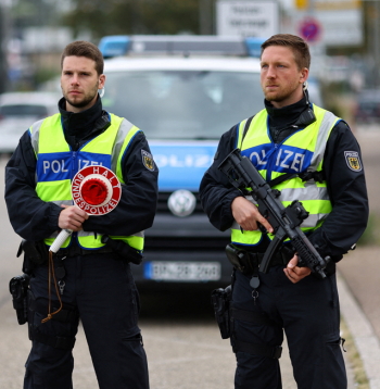 Vācija kopš septembra vidus ir atjaunojusi robežkontroli uz savas robežas ar Franciju un citām kaimiņvalstīm. Tas tiek darīts, lai mēģinātu
samazināt nelegālās migrācijas plūsmu. Taču vāciešu lēmums pastiprinājis šaubas par Šengenas zonas nākotni.