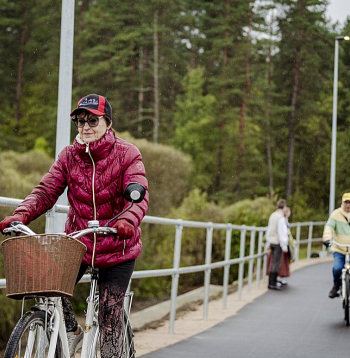 Asfalts vēl neesot paspējis atdzist, kad jau uz celiņa parādījušies velobraucēji.
