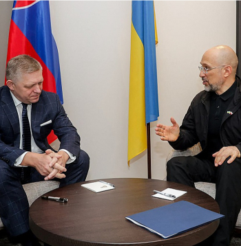 Slovākijas premjerministrs Roberts Fico (no kreisās) un Ukrainas premjerministrs Deniss Šmihaļs Ukrainas pilsētā Užhorodā apspriež enerģētikas jautājumus.