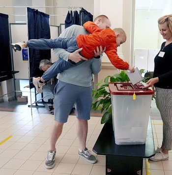 Saeimas sēdē izskanēja priekšlikums dot vēlēšanu tiesības par katru bērnu viņu vecākiem – jo vairāk ģimenē bērnu, jo vairāk reižu var nobalsot.