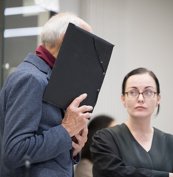 Bijušais "Stasi" virsnieks Martins Manfrēds N. tiesā savu vainu neatzina, slēpa seju no fotogrāfiem un procesa laikā nebilda ne vārda.