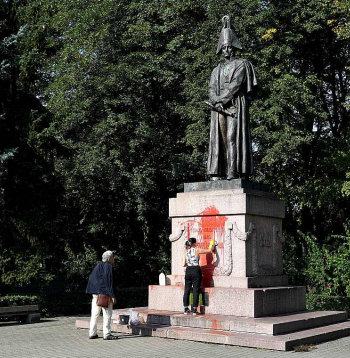 Barklaja de Tolli piemineklis šā gada septembrī tika apķēpāts ar krāsu, ko pašvaldības uzņēmuma darbiniekiem nācās notīrīt.