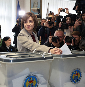 Moldovas prezidente Maija Sandu nobalsoja vēlēšanu iecirknī Kišiņevā, izpelnoties lielu mediju uzmanību.