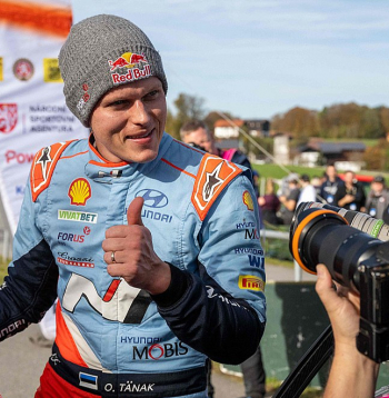 Igaunis Ots Tanaks šosezon uzvarējis divos WRC posmos un arī pirms sezonas pēdējā etapa saglabā izredzes uz pasaules čempiona titulu.