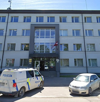Aizturētais vīrietis pamatīgi demolējis Valsts policijas iecirkņa telpas Bauskā, nodarot valstij zaudējumus par 4575 eiro.
